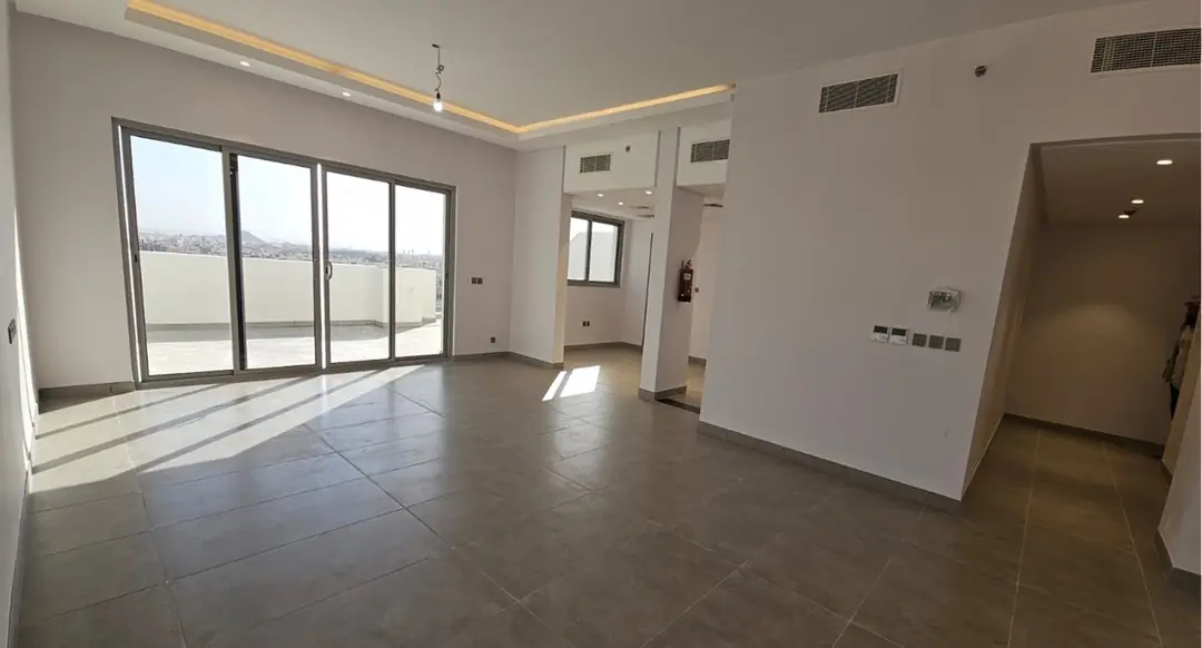 128-129 interior photo 6